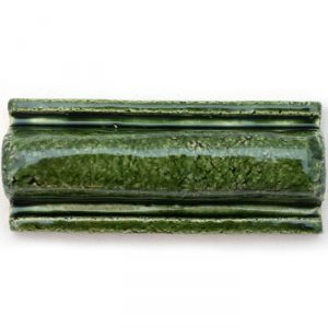 Grüne Fliesen auf dem Rahmen des Spiegels