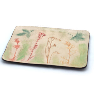 Ein großer rechteckiger Teller für den Kuchen, eine fröhliche Lichtung