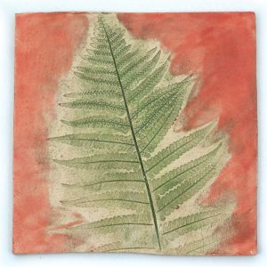 Orange Fliesendekor mit Blumenmotiv